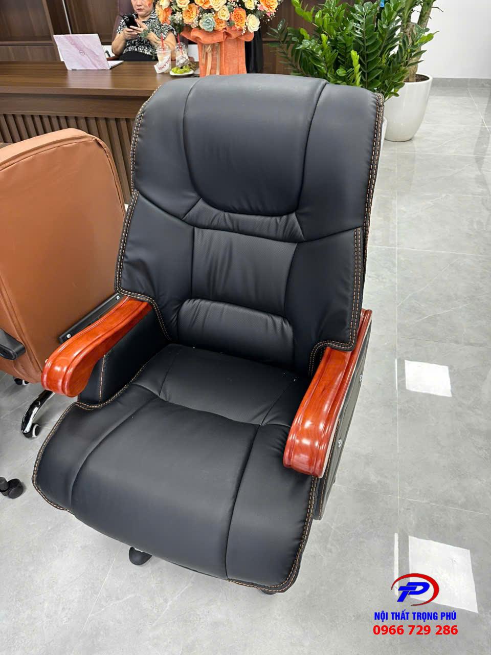 Ghế xoay da lãnh đạo màu đen GD001